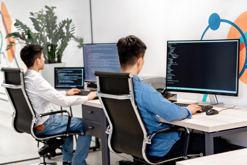 Dva programera rade na razvoju softvera u modernom uredu