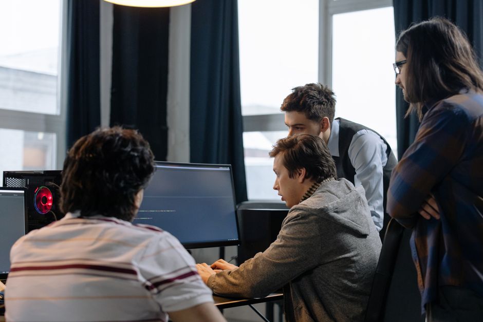 Grupa developera zajedno radi na programerskom projektu